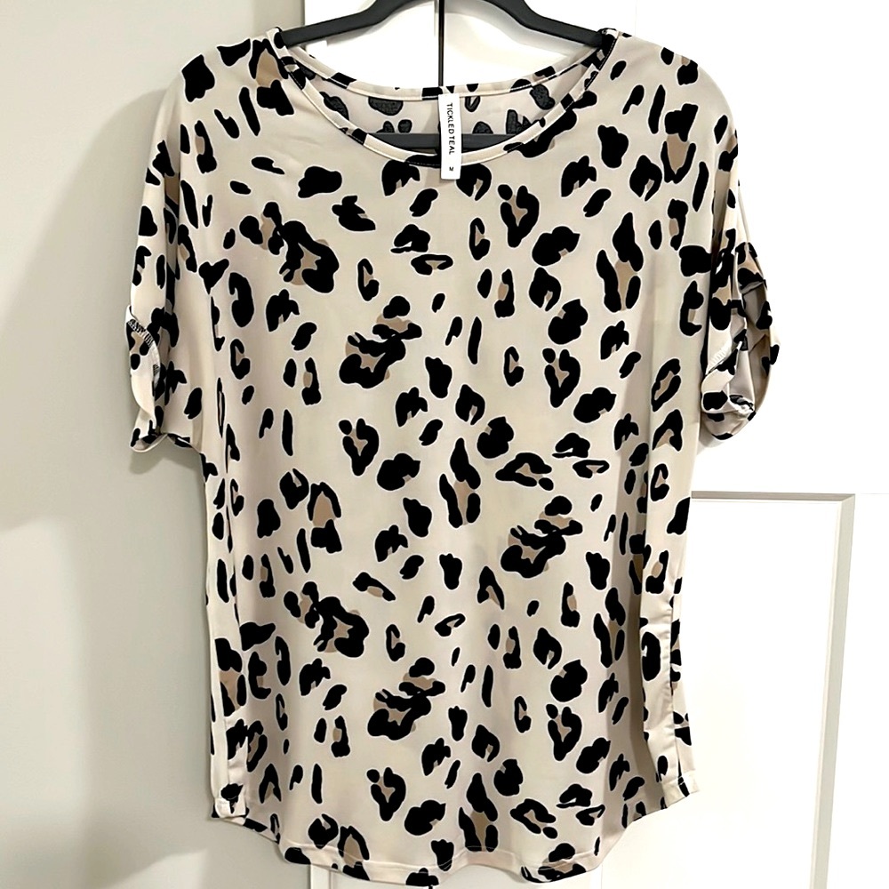 Like New Light Animal Print Short Sleeve top Size M